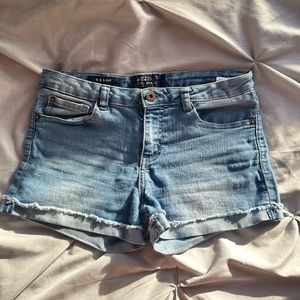 lucky brand jean shorts, light ish blue, low waisted.
